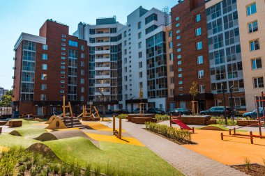 Spor ve spor malzemeleri ve spor için açık hava aktiviteleri olan modern bir konut binasının avlusu..