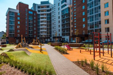 Spor ve spor malzemeleri ve spor için açık hava aktiviteleri olan modern bir konut binasının avlusu..