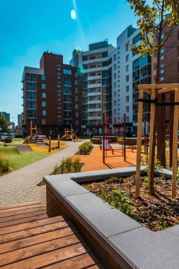 Spor ve spor malzemeleri ve spor için açık hava aktiviteleri olan modern bir konut binasının avlusu..