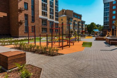 Spor ve spor malzemeleri ve spor için açık hava aktiviteleri olan modern bir konut binasının avlusu..