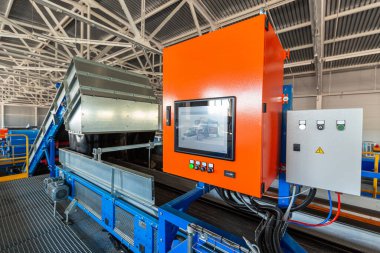 Ev atıkları ve atıkları ayıklamak ve geri dönüşüm için modern bir bitki. Büyük endüstriyel taşıyıcı kompleksi, sığınaklar.