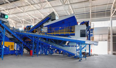 Ev atıkları ve atıkları ayıklamak ve geri dönüşüm için modern bir bitki. Büyük endüstriyel taşıyıcı kompleksi, sığınaklar.