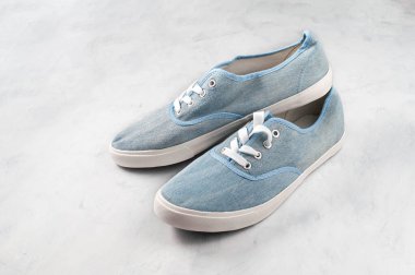 Gri arkaplanda mavi kumaş ayakkabılarının yüksek açılı görünümü