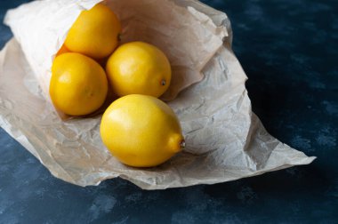Mavi arka planda sarı limonlar. sağlıklı vejetaryen yemekleri.
