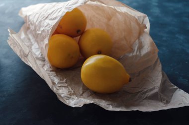 Mavi arka planda sarı limonlar. sağlıklı vejetaryen yemekleri.