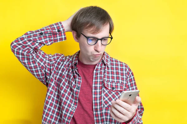 Apuesto Hombre Molesto Camisa Cuadros Con Mano Parte Posterior Cabeza — Foto de Stock