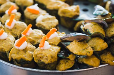 Balık buğulama ve istiridye köri yapıştır ile