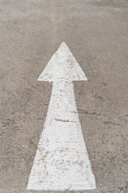 İleri ok işareti yol doku