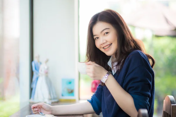 ビンテージ コーヒー ショップでコーヒーを飲みながら美しいアジアの女性 — ストック写真