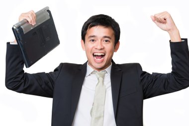 Genç yakışıklı adam tutun laptop gülümseyen izole üzerinde beyaz arka plan siyah takım elbise