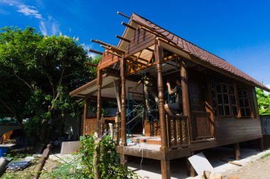 Bina Tay tarzında teak ahşap ev