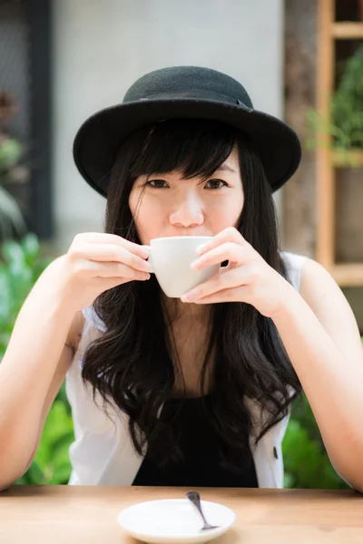 Mujer joven y bonita con café —  Fotos de Stock