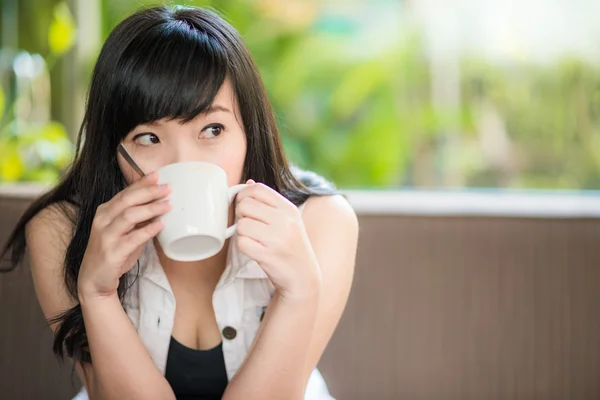 Jeune Jolie Femme Avec Café Assis Sur Canapé Dans Café — Photo