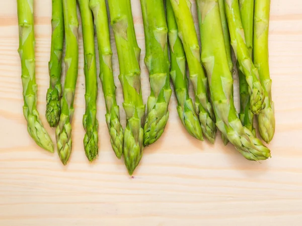 Fresh asparagus on wooden table, closeup — Stock Photo, Image