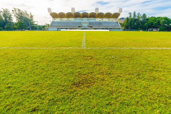 Estádio de campo de futebol vazio com lâmpadas — Fotografia de Stock