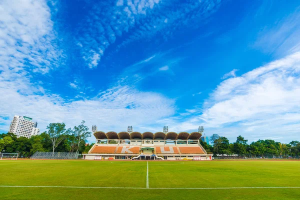 Estádio Campo Futebol Vazio Com Lâmpadas Grama Verde — Fotografia de Stock