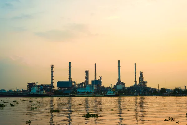 Olieraffinaderij Fabriek Kleurrijke Schemering — Stockfoto