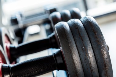 Dumbell ağırlık antrenmanı ekipmanı spor salonunda yakın çekim