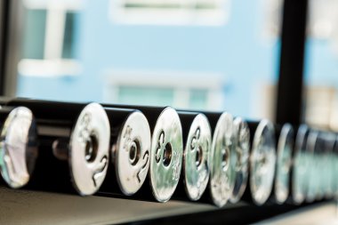 Paslanmaz halter salonunda satırları