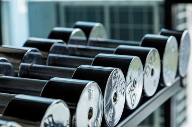 Paslanmaz halter salonunda satırları