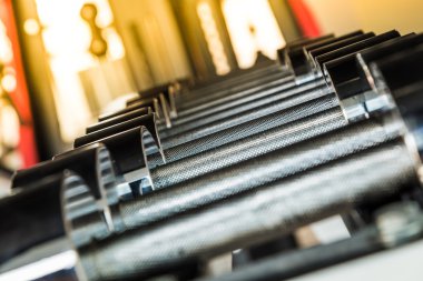 Dumbell ağırlık antrenmanı ekipmanı spor salonunda yakın çekim