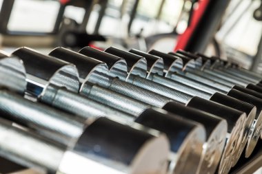 Dumbell ağırlık antrenmanı ekipmanı spor salonunda yakın çekim