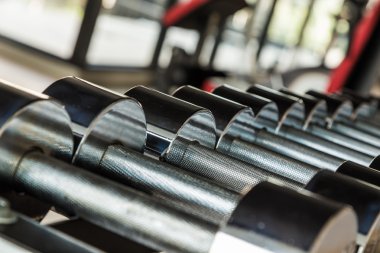 Paslanmaz halter salonunda, modern spor kulübü spor halter satırlar.