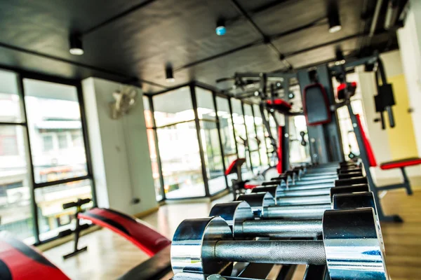 Filas de pesa de acero inoxidable en el gimnasio —  Fotos de Stock