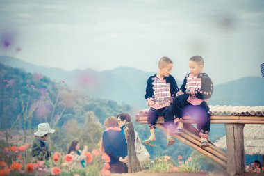 Kimliği belirsiz Geleneksel giyimli Hmong kabile çocuklar tepe