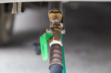 LPG gaz yakıt istasyonunda doldurma