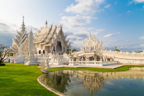 Hermosa iglesia blanca del templo de Wat Rong Khun en Chiangrai, Temp — Foto de Stock