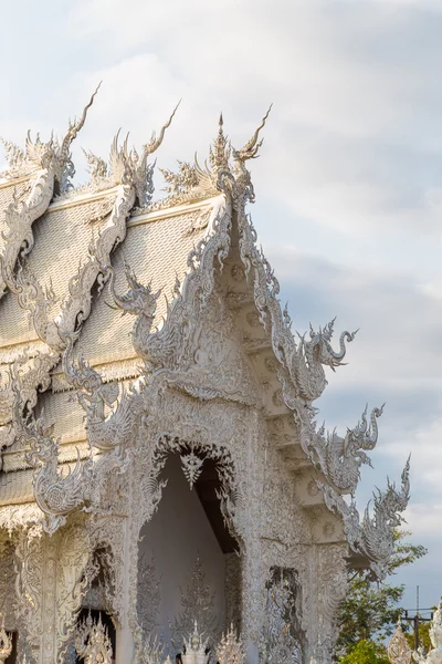Hermosa iglesia blanca del templo de Wat Rong Khun en Chiangrai, Temp — Foto de Stock