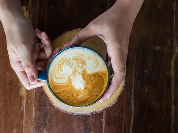 여자 손에 뜨거운 커피의 낯 짝을 들고 마시는 — 스톡 사진