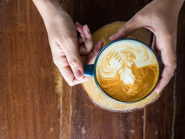 Nő kezében tartja a bögre forró kávét inni — Stock Fotó