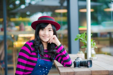 Genç ve güzel fotoğrafçı kadın portresi yaşam tarzı