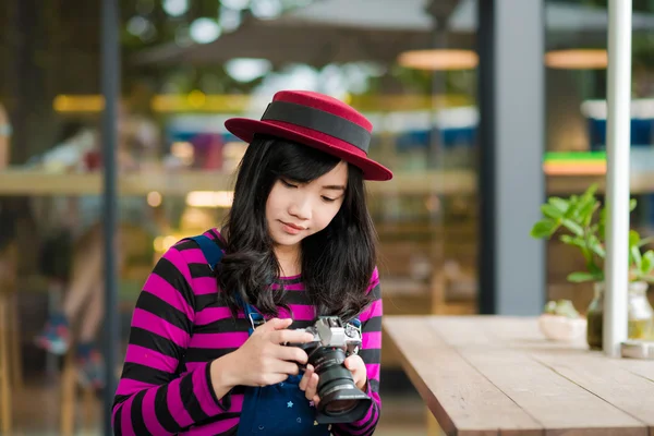 Portret van de levensstijl van mooie jonge fotograaf vrouw — Stockfoto