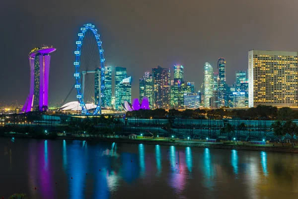 Σινγκαπούρη πόλη ορίζοντα τη νύχτα — Φωτογραφία Αρχείου