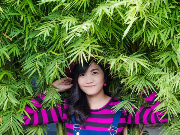 Jeune Hipster Mode Asiatique Femme Avec Feuille Bambo Forêt Bambou — Photo