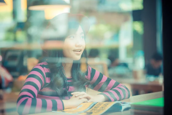 Asiática Joven Estudiante Leyendo Libros Estudiando Para Exámenes Café —  Fotos de Stock