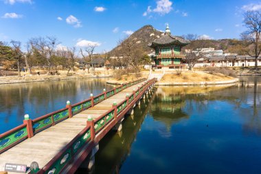 Gyeongbokgung Sarayı Seul, Güney Kore 'de mavi gökyüzü olan bir nehirde yer almaktadır..