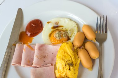 Sahanda yumurta, tost ve pastırma Kahvaltı