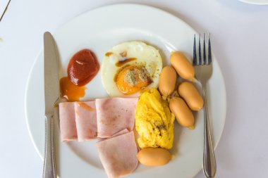 Sahanda yumurta, tost ve pastırma Kahvaltı