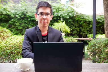 Genç adam laptop kafede, işyerinde iş kişi ile çalışma