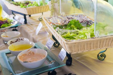 Salata Bar kahvaltı öğünde taze sebze ile dilimlenmiş domates havuç kereviz salatalık kiraz domates