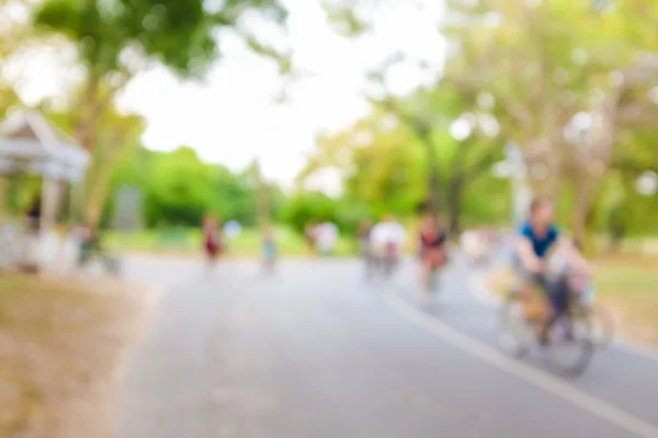 公园跑步和自行车人活动的模糊绿色背景 — 图库照片