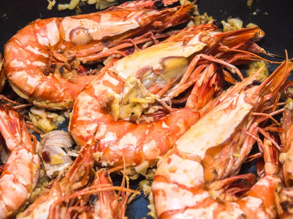 虾仁用新鲜香草烤在平底锅上 海鲜近餐 — 图库照片