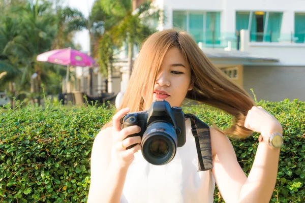 Bela Ásia Jovem Mulher Fotógrafo Tomando Livre Retratos — Fotografia de Stock