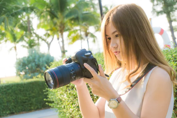 Belle Asiatique Jeune Femme Photographe Prendre Des Portraits Plein Air — Photo