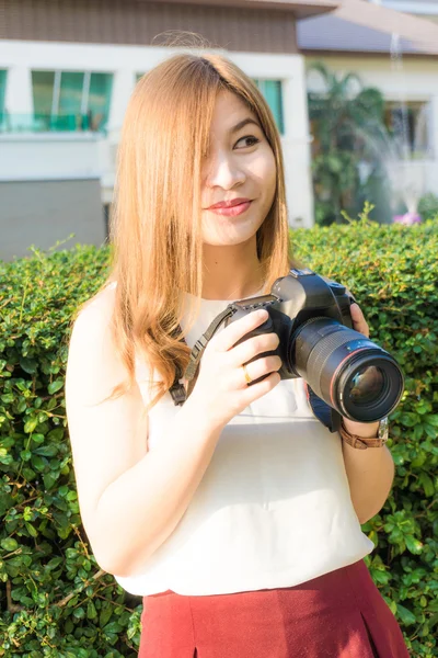 Vacker Asiatisk Ung Kvinna Fotograf Tar Utomhus Porträtt — Stockfoto