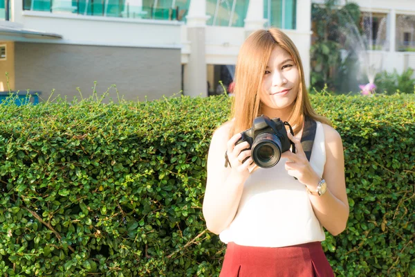 Hermosa Asiático Joven Mujer Fotógrafo Tomando Aire Libre Retratos —  Fotos de Stock